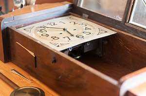 antike Uhr vom Hausbock befallen zerlegt zur Wärmebehandlung