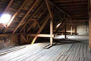 Alter mit Holzschutz versehener Dachstuhl