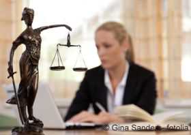 Anwältin hinter Justitia - Versicherungsrecht